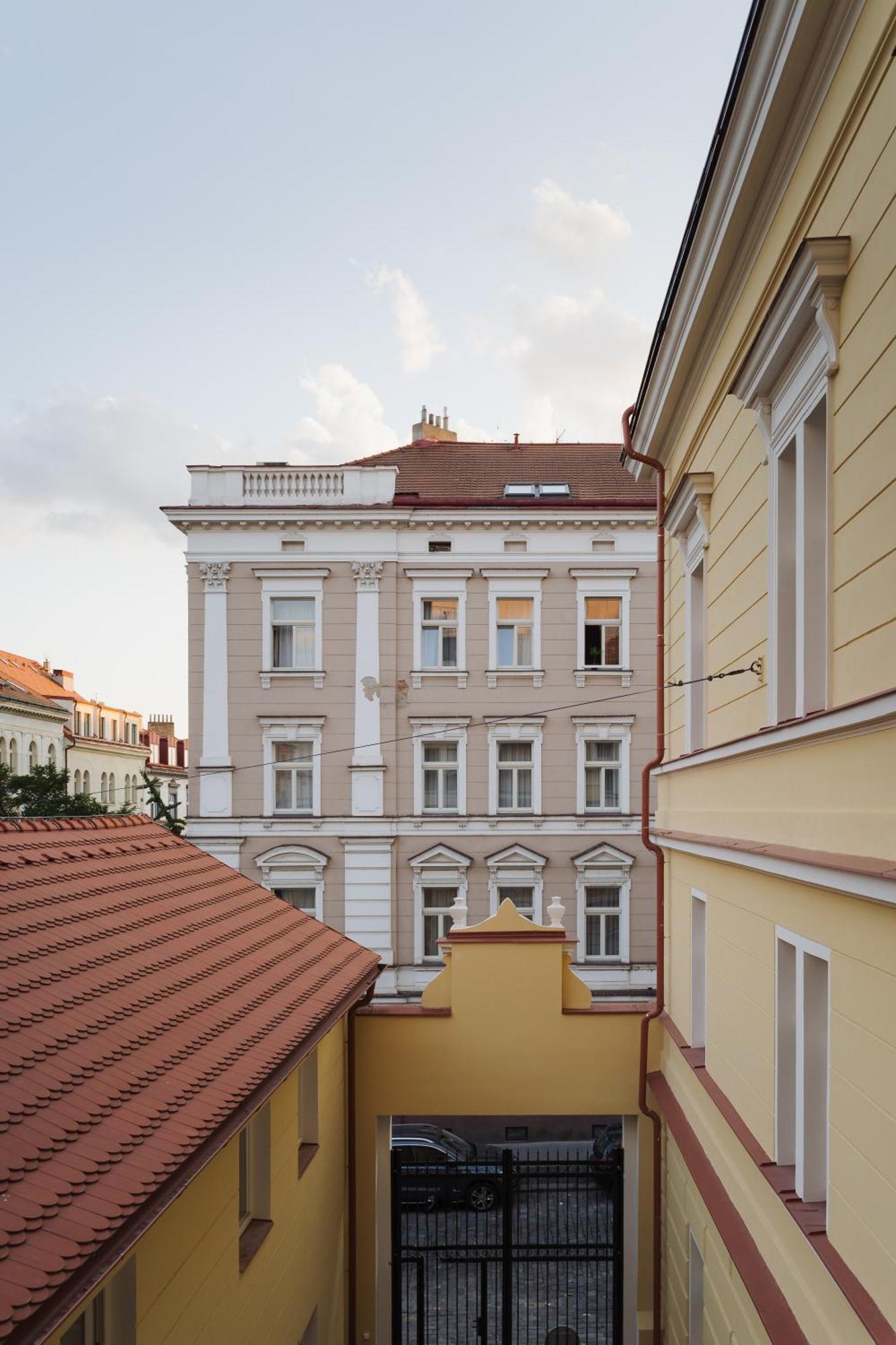 Azure - Cozy Center With Balcony Prag